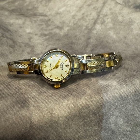 Johnstons of Elgin Other - Vintage Elgin watch two tone round face quartz‎